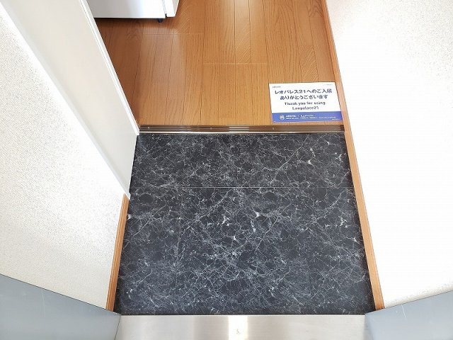 レオパレスグリーンパークの玄関