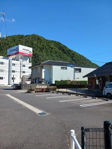 ブリッサＫの駐車場|車をお持ちの方に嬉しい駐車場付きの物件です