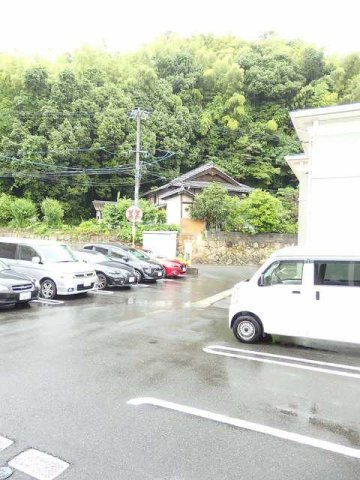 グリーンヒル　Ｂの駐車場|車をお持ちの方に嬉しい駐車場付きの物件です