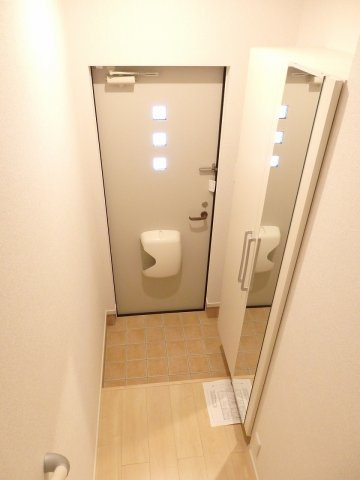 グランシャリオ・Ａの玄関|収納もある玄関です