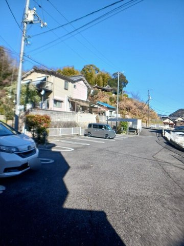シェーンブルンＡの駐車場|車をお持ちの方に嬉しい駐車場付きの物件です