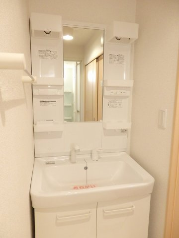 サン　フィオーレⅡの洗面所|ゆったりとスペースのある洗面所