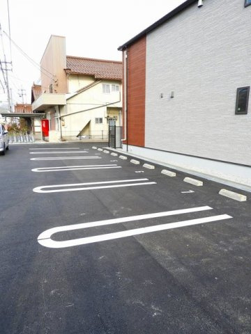 グランディ八重東の駐車場|駐車場完備です