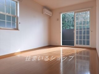 フレグランスＦの居間・リビング|エアコン付き