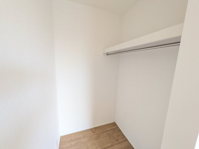 龍ケ崎市久保台2丁目　新築戸建て　4号棟の収納|大容量のウォークインクローゼット。衣類はもちろん、スーツケースや季節の家電もまとめて収納でき、居室空間をすっきりと保ちます。