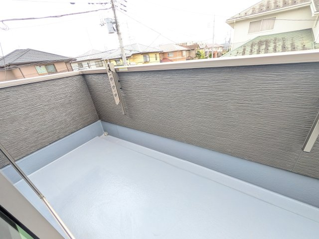 龍ケ崎市久保台2丁目　新築戸建て　4号棟のバルコニー|広々としたワイドバルコニーは、日当たり良好で毎日の洗濯物干しに最適です。