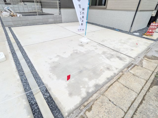 龍ケ崎市久保台2丁目　新築戸建て　4号棟の駐車場|駐車2台可能で、出し入れしやすいゆとりのカースペース。
月々の駐車場代が不要な点も大きな魅力です。