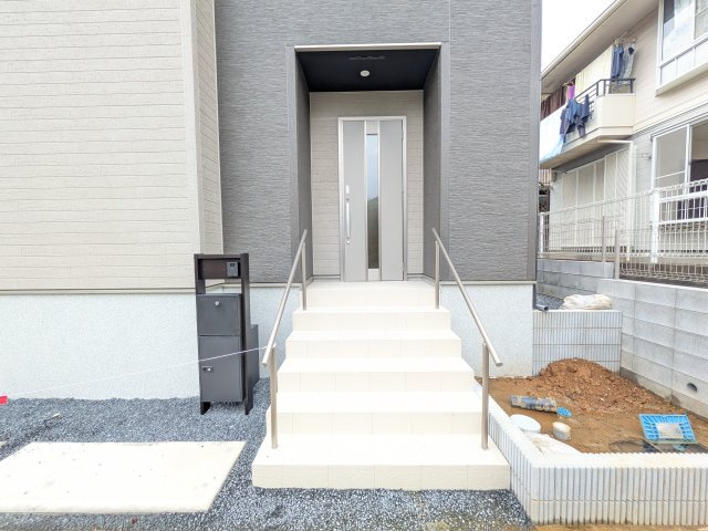 龍ケ崎市久保台2丁目　新築戸建て　4号棟の玄関|玄関ドアはカードキーで開閉も楽々♪
スマホでの開錠と施錠も可能です！
玄関上部には人感センサー付きのダウンライトがあるので、夜間の帰宅時に自動で点灯してくれます♪
防犯対策面にも一役買ってくれます！