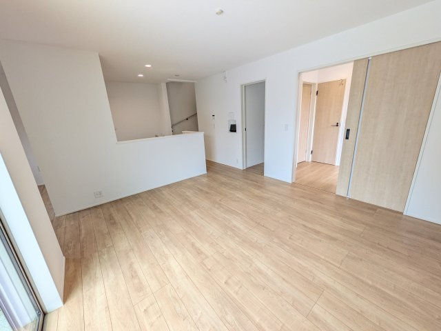 龍ケ崎市久保台2丁目　新築戸建て　4号棟の居間・リビング|居心地の良いデザインと機能性を両立。ご友人を招いたり、趣味を楽しんだり、様々なシーンで活躍する団らんの中心地です。