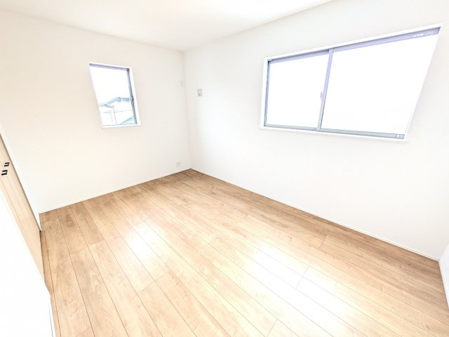 龍ケ崎市久保台2丁目　新築戸建て　4号棟の洋室|たっぷり収納と明るい窓で、片付けも気持ち良くできる洋室。
お子様の「自分の部屋が欲しい」という夢を叶えます。