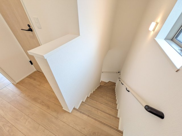 龍ケ崎市久保台2丁目　新築戸建て　4号棟の内装|窓付きで明るい階段は、手すり付きでお子様からご年配の方まで安心して上り下りができます♪
