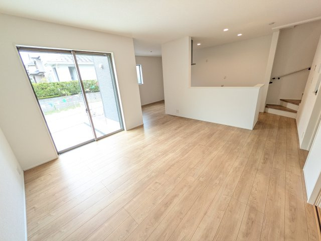 龍ケ崎市久保台2丁目　新築戸建て　4号棟の居間・リビング|家族の会話が自然と弾む、広々としたゆとりのLDK。南向きの窓からたっぷりの光が射し込む明るく快適な空間です。