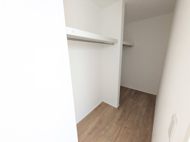 龍ケ崎市久保台2丁目　新築戸建て　4号棟のキッチン|パントリーは可動棚で食品や調理器具を効率的に収納。必要なものがすぐに取り出せて、毎日の料理がスムーズになります。