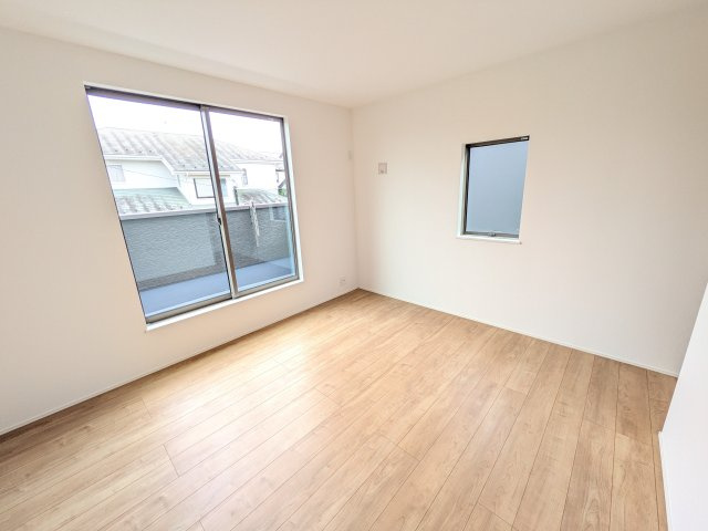 龍ケ崎市久保台2丁目　新築戸建て　4号棟の洋室|バルコニーに面した２面採光で明るく開放的な洋室です♪