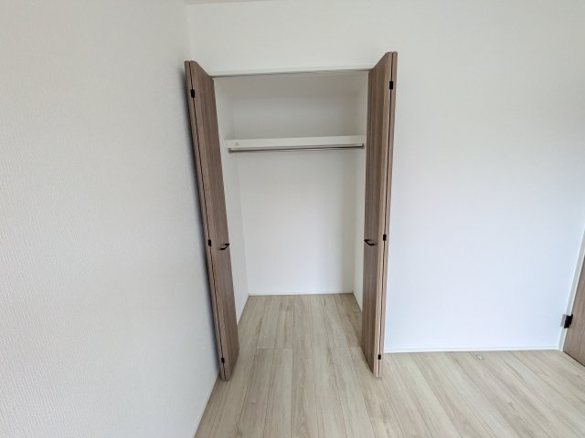 龍ケ崎市久保台2丁目　新築戸建て　3号棟の収納|衣類はもちろん、スーツケースや季節の家電もまとめて収納でき、居室空間をすっきりと保ちます。