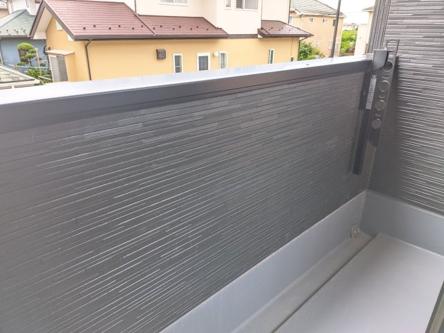 龍ケ崎市久保台2丁目　新築戸建て　3号棟のバルコニー|広々としたワイドバルコニーは、日当たり良好で毎日の洗濯物干しに最適です。