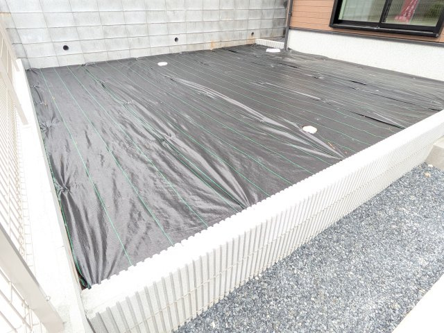 龍ケ崎市久保台2丁目　新築戸建て　3号棟の庭|リビングに明るい光を届ける南庭。
お子様の遊び場やペットのスペースとしても最適です。
室内外で心地よい暮らしが叶います。