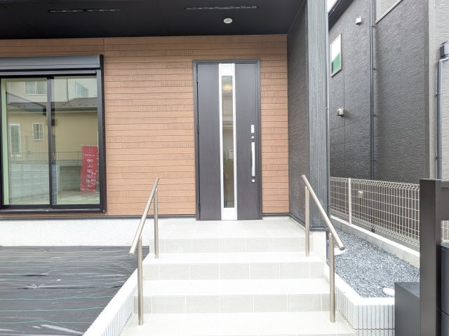 龍ケ崎市久保台2丁目　新築戸建て　3号棟の玄関|玄関ドアはカードキーで開閉も楽々♪
スマホでの開錠と施錠も可能です！
玄関上部には人感センサー付きのダウンライトがあるので、夜間の帰宅時に自動で点灯してくれます♪
防犯対策面にも一役買ってくれます！