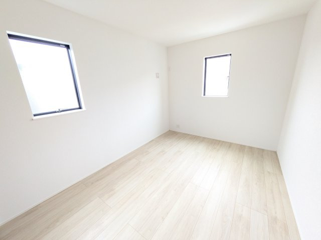 龍ケ崎市久保台2丁目　新築戸建て　3号棟の洋室|たっぷり収納と明るい窓で、片付けも気持ち良くできる洋室。
お子様の「自分の部屋が欲しい」という夢を叶えます。