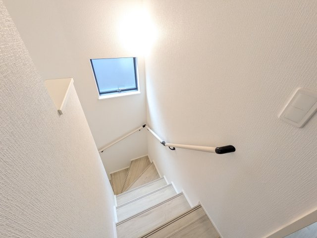 龍ケ崎市久保台2丁目　新築戸建て　3号棟の内装|窓付きで明るい階段は、手すり付きでお子様からご年配の方まで安心して上り下りができます♪