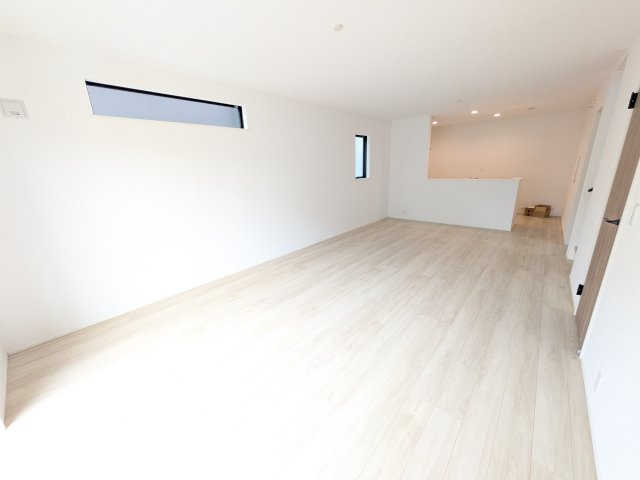 龍ケ崎市久保台2丁目　新築戸建て　3号棟の居間・リビング|家族の会話が自然と弾む、広々としたゆとりのLDK。南向きの窓からたっぷりの光が射し込む明るく快適な空間です。