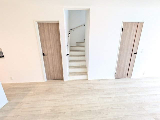 龍ケ崎市久保台2丁目　新築戸建て　3号棟の居間・リビング|2階の自室へ行く際に必ずリビングを通るため、自然に「おはよう」「おかえり」などのコミュニケーションが増えます。