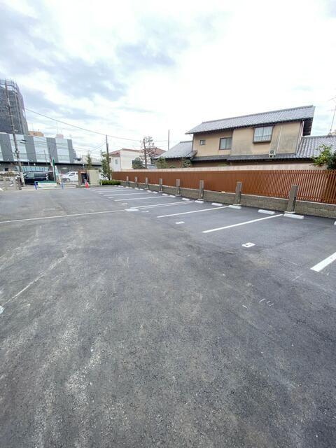向山ガーデンレジデンスの駐車場