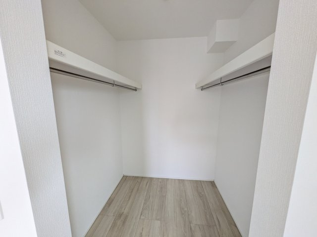 龍ケ崎市久保台2丁目　新築戸建て　2号棟の収納|大容量のウォークインクローゼット。衣類はもちろん、スーツケースや季節の家電もまとめて収納でき、居室空間をすっきりと保ちます。