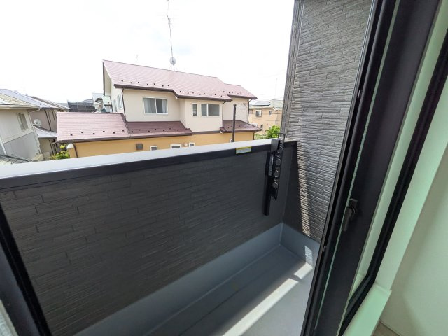 龍ケ崎市久保台2丁目　新築戸建て　2号棟のバルコニー|広々としたワイドバルコニーは、日当たり良好で毎日の洗濯物干しに最適です。