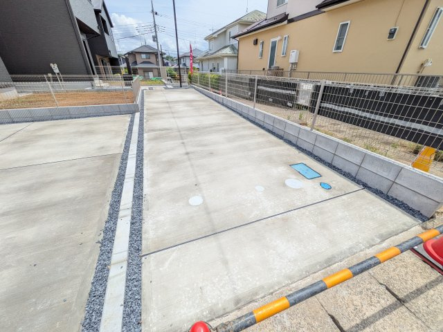 龍ケ崎市久保台2丁目　新築戸建て　2号棟の駐車場|駐車2台可能で、出し入れしやすいゆとりのカースペース。
月々の駐車場代が不要な点も大きな魅力です。