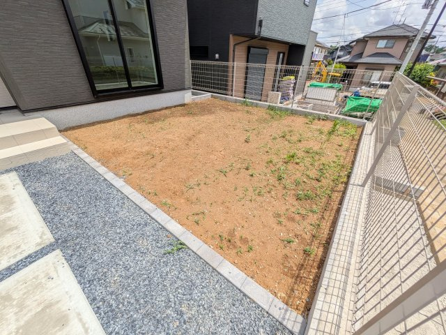 龍ケ崎市久保台2丁目　新築戸建て　2号棟の庭|リビングに明るい光を届ける南庭。
お子様の遊び場やペットのスペースとしても最適です。
室内外で心地よい暮らしが叶います。