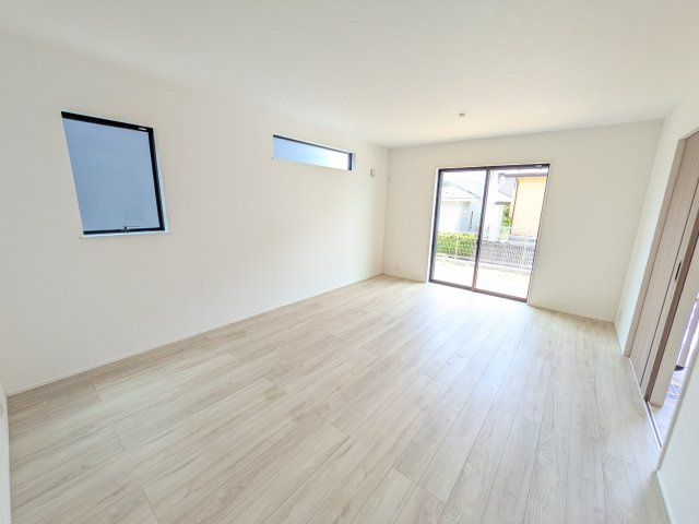 龍ケ崎市久保台2丁目　新築戸建て　2号棟の居間・リビング|居心地の良いデザインと機能性を両立。ご友人を招いたり、趣味を楽しんだり、様々なシーンで活躍する団らんの中心地です。