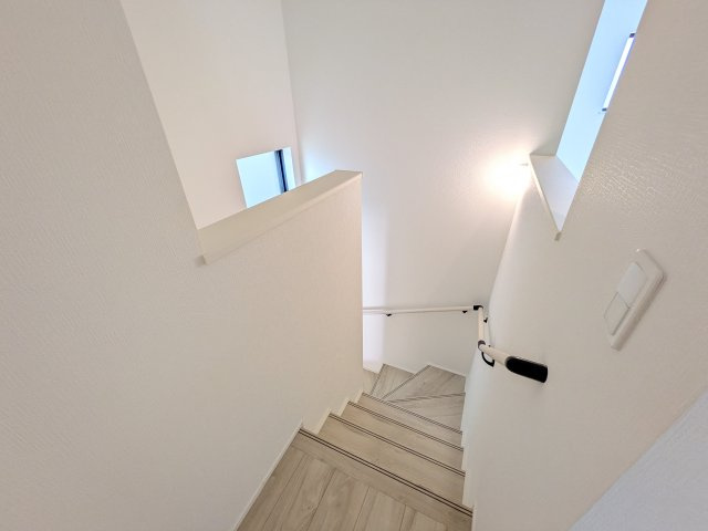 龍ケ崎市久保台2丁目　新築戸建て　2号棟の内装|窓付きで明るい階段は、手すり付きでお子様からご年配の方まで安心して上り下りができます♪