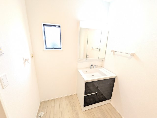 龍ケ崎市久保台2丁目　新築戸建て　2号棟の独立洗面台|人気の三面鏡の洗面化粧台は鏡の裏側がすべて収納になっており、収納力も魅力的です♪
水栓はシャワーヘッドになっており朝シャンも可能です！