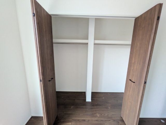 龍ケ崎市久保台2丁目　新築戸建て　1号棟の収納|大容量のウォークインクローゼット。衣類はもちろん、スーツケースや季節の家電もまとめて収納でき、居室空間をすっきりと保ちます。
