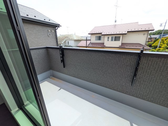 龍ケ崎市久保台2丁目　新築戸建て　1号棟のバルコニー|広々としたワイドバルコニーは、日当たり良好で毎日の洗濯物干しに最適です。