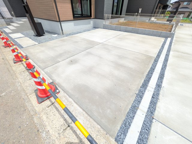 龍ケ崎市久保台2丁目　新築戸建て　1号棟の駐車場|駐車2台可能で、出し入れしやすいゆとりのカースペース。
月々の駐車場代が不要な点も大きな魅力です。