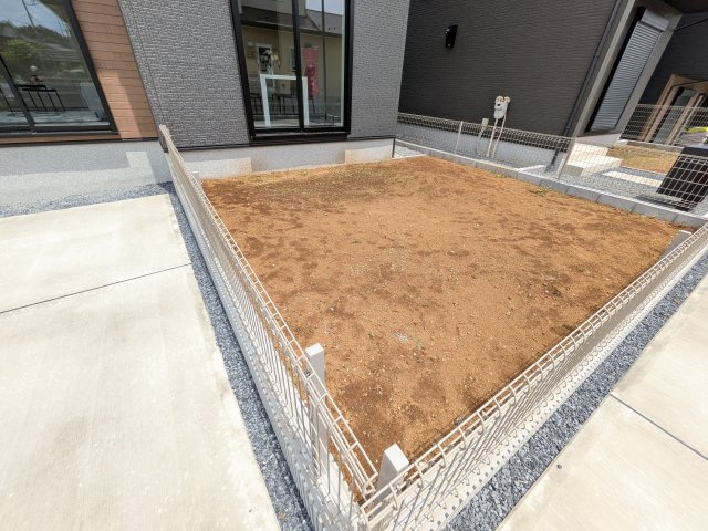 龍ケ崎市久保台2丁目　新築戸建て　1号棟の庭|リビングに明るい光を届ける南庭。
お子様の遊び場やペットのスペースとしても最適です。
室内外で心地よい暮らしが叶います。
