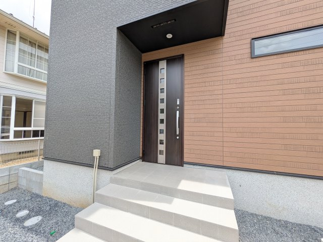龍ケ崎市久保台2丁目　新築戸建て　1号棟の玄関|玄関ドアはカードキーで開閉も楽々♪
スマホでの開錠と施錠も可能です！
玄関上部には人感センサー付きのダウンライトがあるので、夜間の帰宅時に自動で点灯してくれます♪
防犯対策面にも一役買ってくれます！
