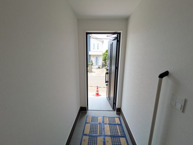 龍ケ崎市久保台2丁目　新築戸建て　1号棟の玄関|大型のシューズボックスは大容量で、可動棚になっておりブーツや長靴も収納出来ます♪
玄関に手すりがあるのがうれしいですね！