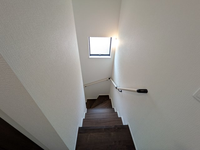 龍ケ崎市久保台2丁目　新築戸建て　1号棟の内装|窓付きで明るい階段は、手すり付きでお子様からご年配の方まで安心して上り下りができます♪