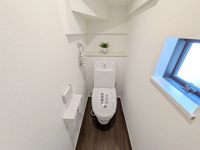龍ケ崎市久保台2丁目　新築戸建て　1号棟のトイレ|温水洗浄便座付きです♪