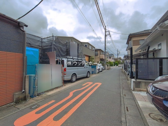 越谷市千間台東2丁目　新築一戸建ての前面道路含む現地写真