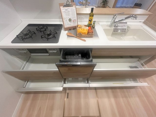 コスモ川口中青木公園のキッチン|キッチン/収納が豊富なため、整理整頓しやすく毎日の料理が快適です！