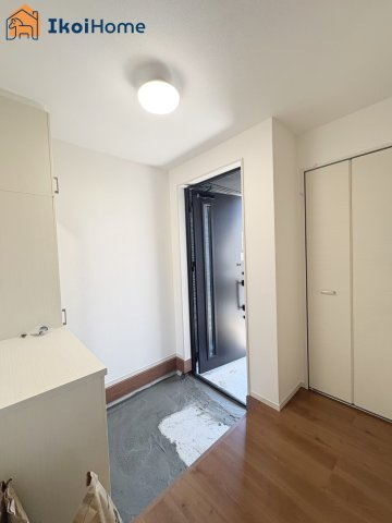 明石市魚住町西岡　全2棟　2号棟　新築戸建の玄関|【ホームページに現地動画掲載中】●年中無休：当日予約可●玄関にはシューズボックス＆玄関収納を完備！