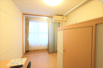 開放的な寝室です