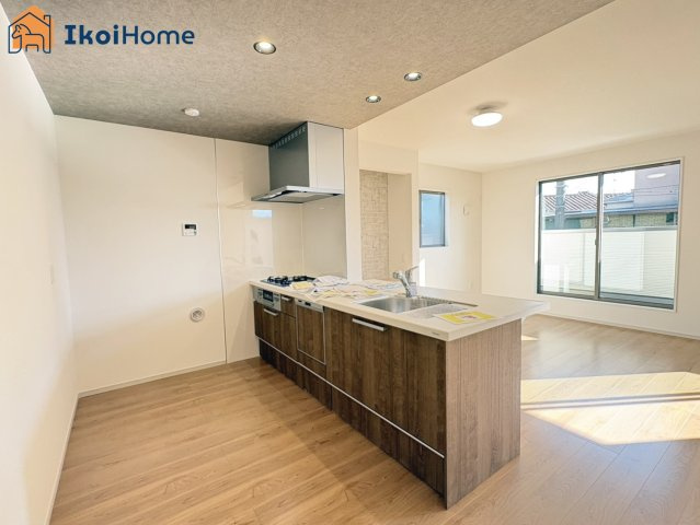 明石市魚住町西岡　全2棟　1号棟　新築戸建のキッチン|◆同社施工例◆キッチン同色カップボードご依頼を受けることが多いです。地震に強くスッキリとおしゃれです