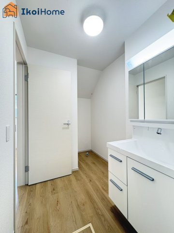 明石市魚住町西岡　全2棟　1号棟　新築戸建の洗面所|◆同社施工例◆洗面台はお化粧をする時にも便利な３面鏡＆お掃除の際にも便利なハンドシャワータイプです。
