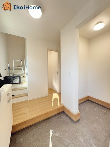 明石市魚住町西岡　全2棟　1号棟　新築戸建の玄関|◆同社施工例◆玄関には靴をたくさん収納できるシューズボックスを完備しております！