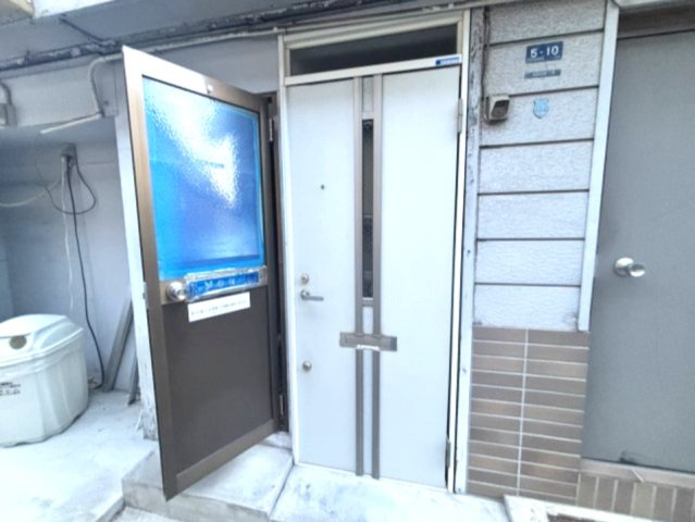 瀧山ビルのエントランス